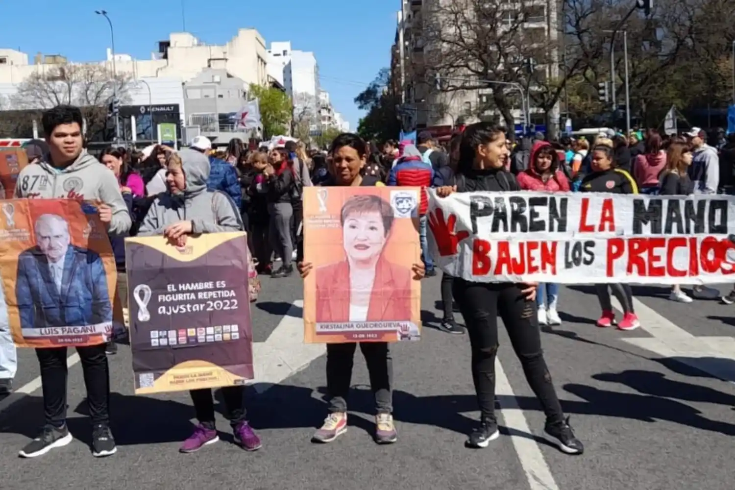 Insólita protesta: Lanzaron el álbum "Ajustar 2022" con las figuritas de "los responsables del hambre"