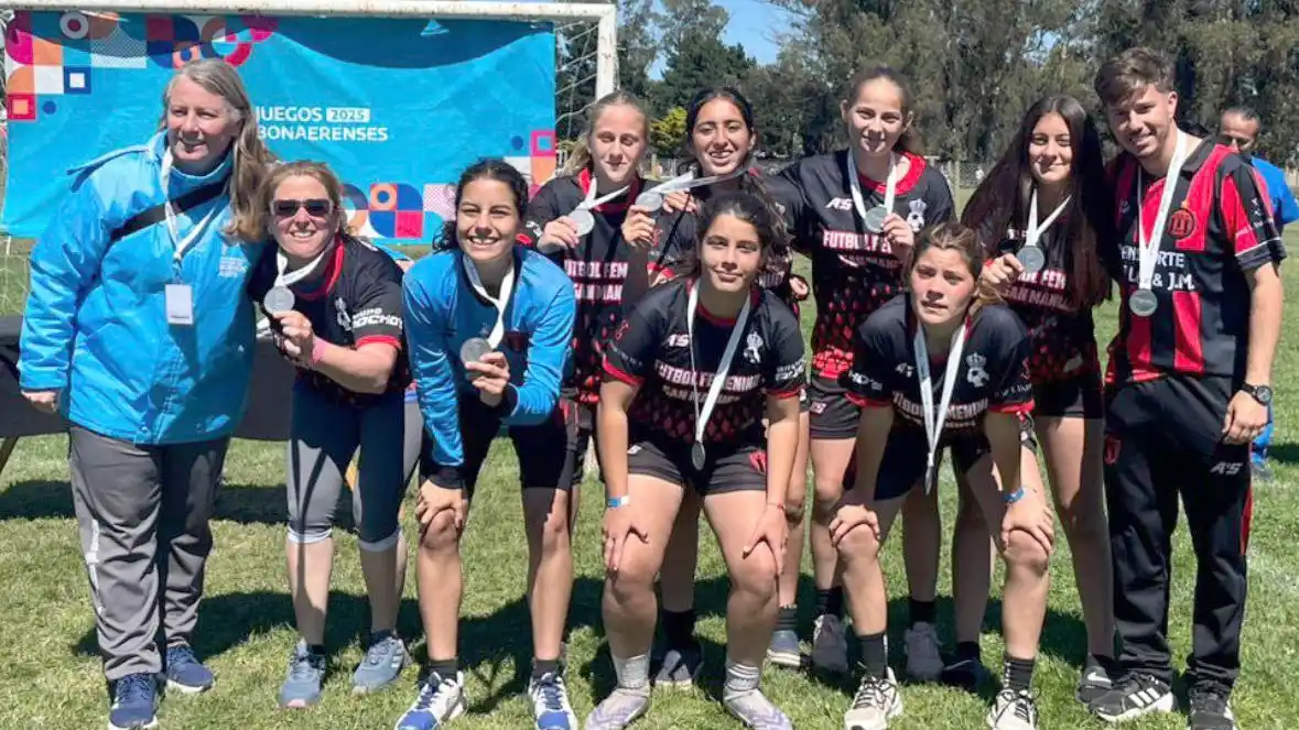 Las chicas. Del fútbol 15 sub 16 lograron la presea de plata en los Juegos Bonaerenses en Mar del Plata