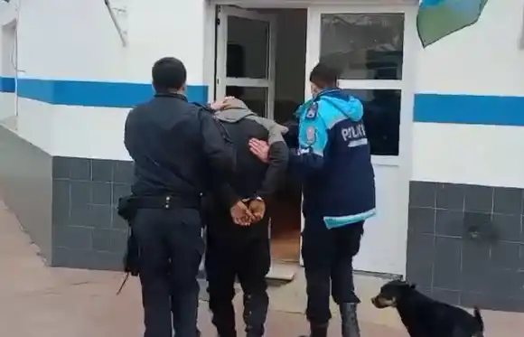 Un hombre atrapó a un delincuente que ingresó a su casa y lo entregó a la Policía