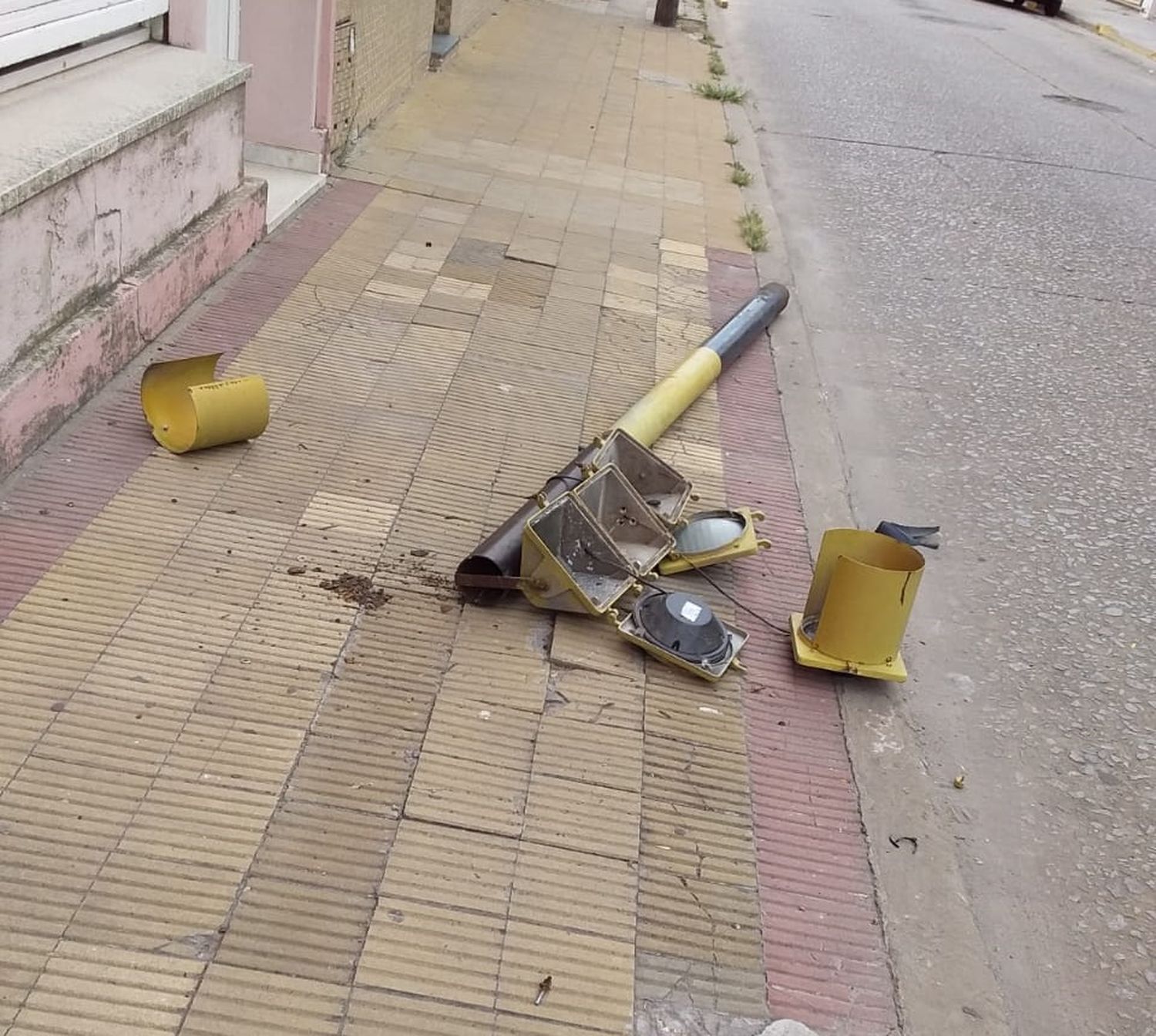 Semáforo y cables caídos en San Martín y Rivadavia