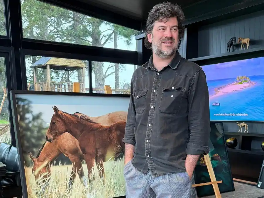 Guiraud tiene una amplia trayectoria como fotógrafo de moda internacional que le permitió abordar el mundo de la fotografía de caballos con una mirada única y elegante.