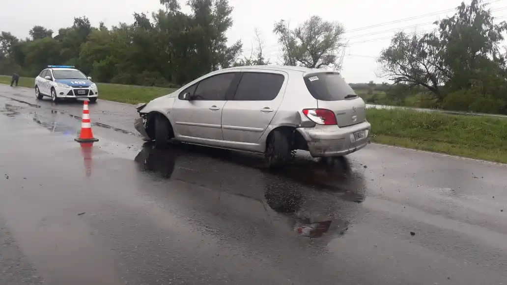 Un automovilista chocó contra un guardarrail en Ruta 12