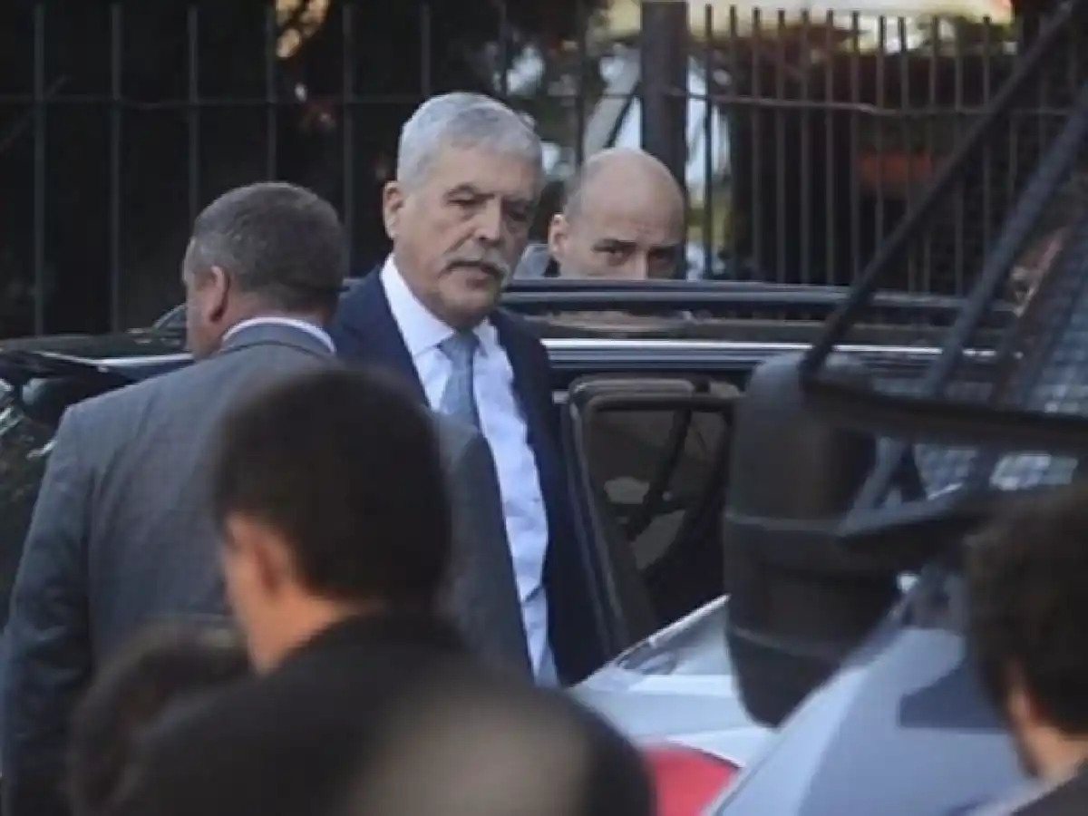 De Vido se entregó en Comodoro Py y afirmó: "Mándenle champán a la doctora Carrió" 