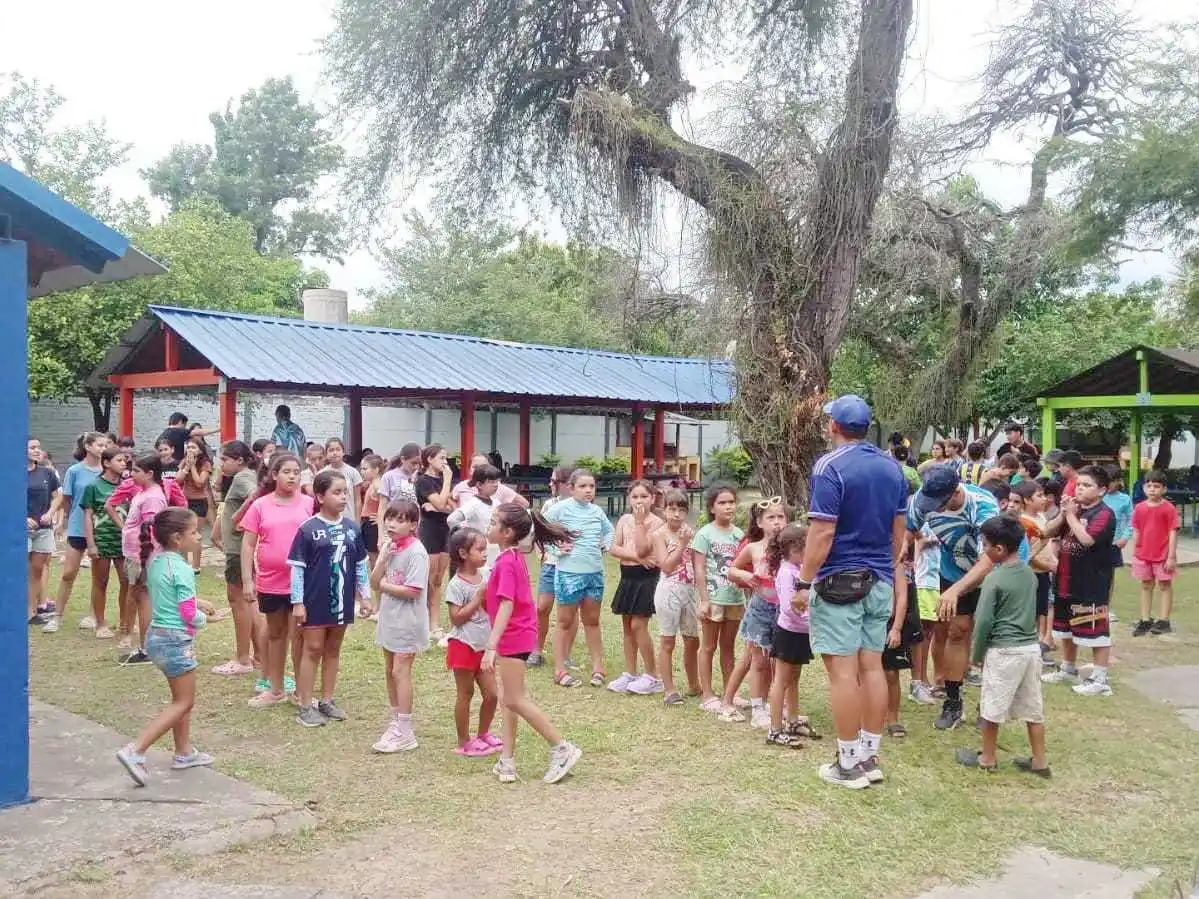 La colonia de vacaciones municipal cerró el primer módulo con jornada recreativa y pileta libre