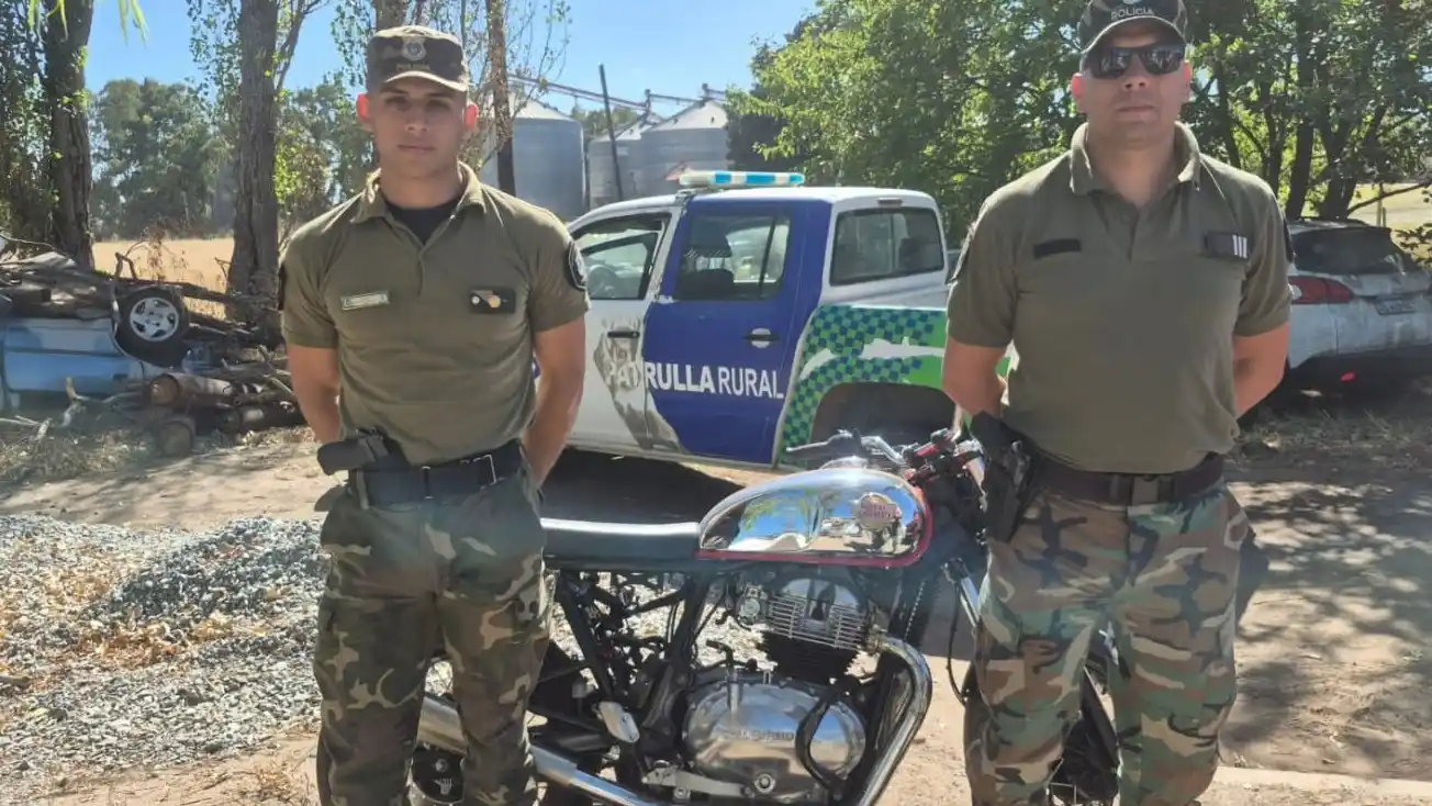 La moto, una Royal Enfield Interceptor 650, fue decomisada por los efectivos y entregada a su dueño.