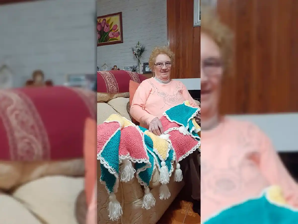 Perdió a su hijo por covid y encontró consuelo en el tejido