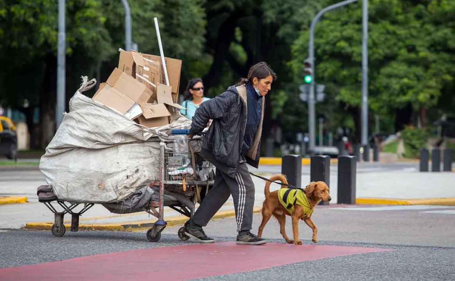 Tras el pico del primer semestre, aseguran que la pobreza se redujo al 49% entre mayo y octubre