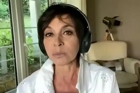 Video insólito: Mónica Gutiérrez hacía un móvil en vivo desde su casa y un hombre desnudo salió de su dormitorio