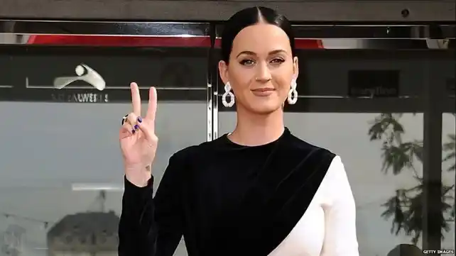 Katy Perry volvió a la Argentina y protagonizó un momento viral: levantó un cuadro de Eva Perón en plenas elecciones bonaerenses