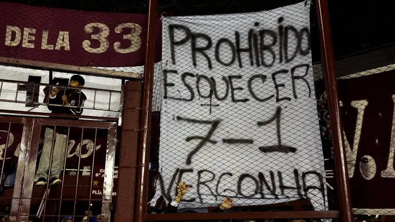 Recopa: Hinchas de Lanús aprovecharon duelo con Mineiro para recordarle a Brasil el 7 a 1