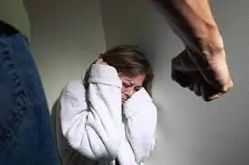 Una mujer fue salvajemente golpeada por su ex pareja