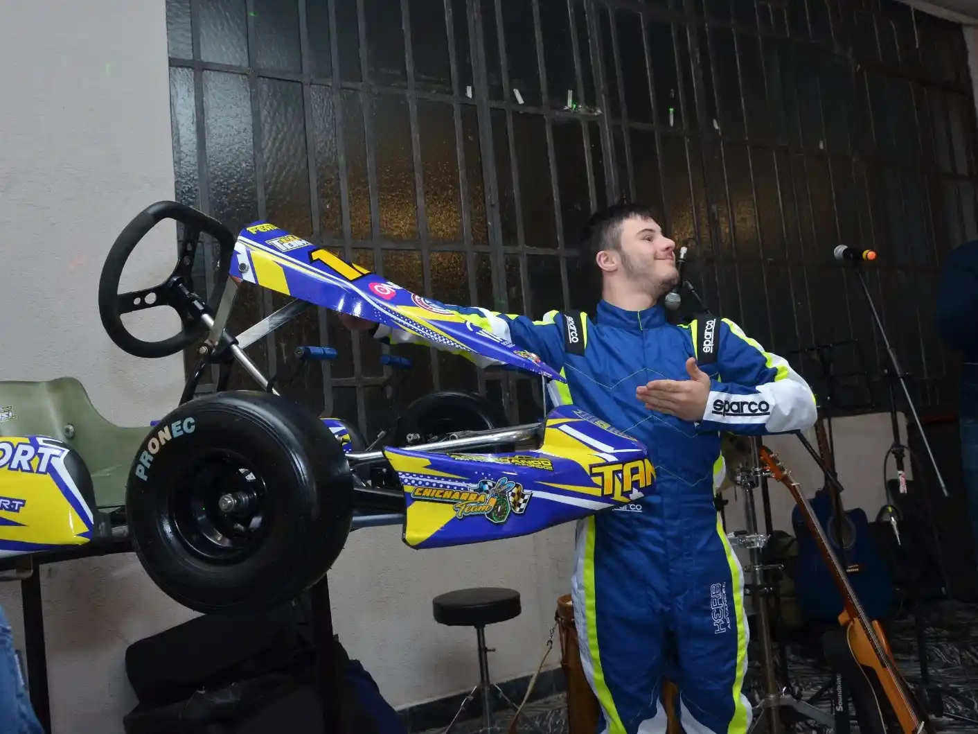 Lucas Tomasi junto a su karting.