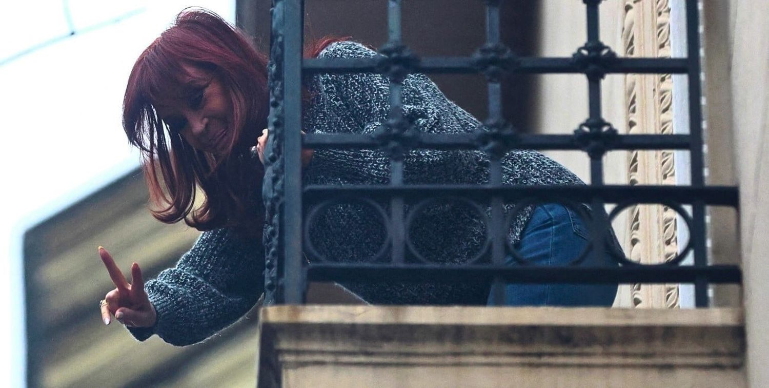 Cristina Fernández de Kirchner desde el balcón de su casa en Constitución saluda y arenga a la militancia que la acompaña a pocos días de quedar detenida. Foto: REUTERS / Matías Baglietto.