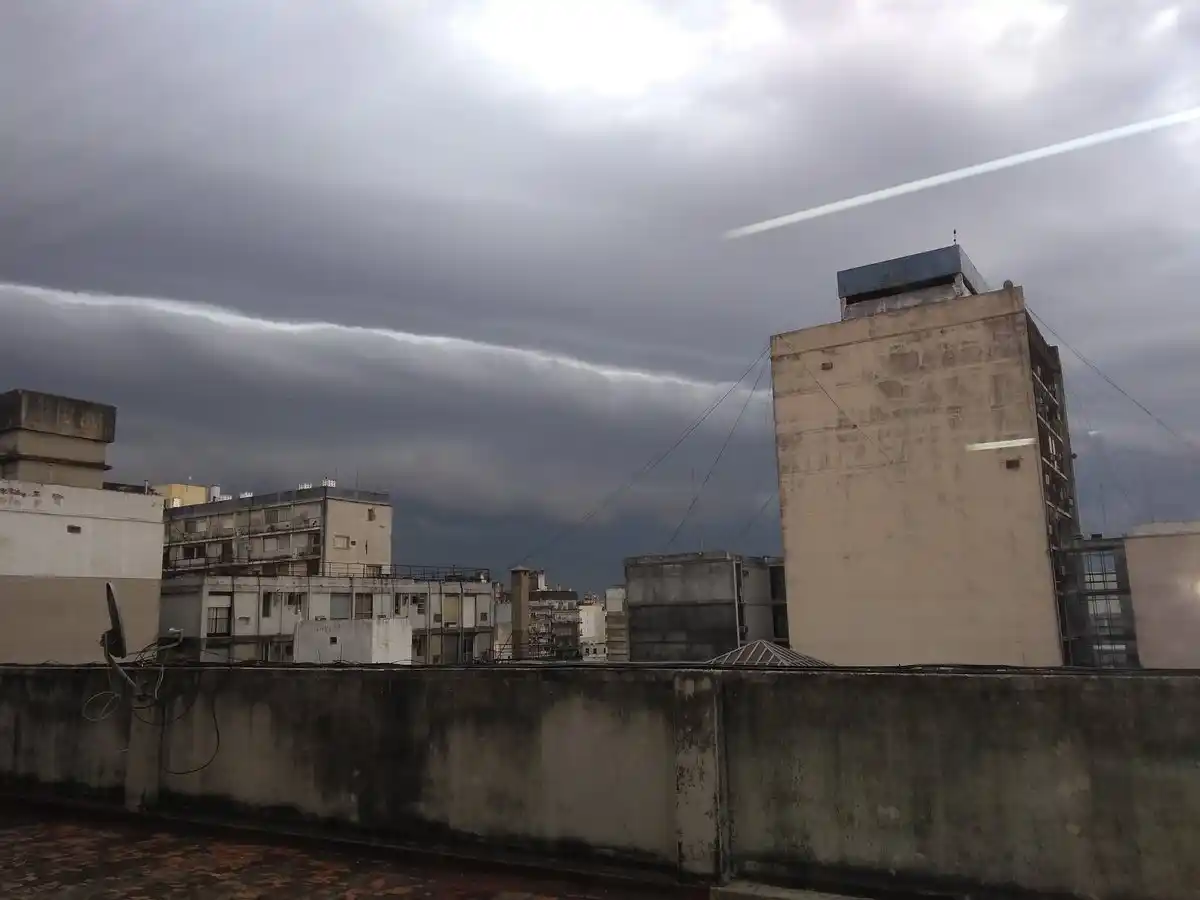 Domingo con alerta naranja por tormentas fuertes y amarillo por vientos intensos en Rosario