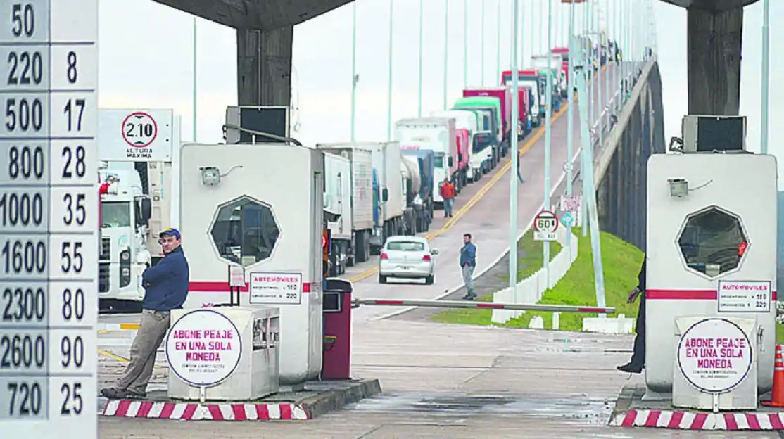 Bronca de camioneros argentinos con el gobierno uruguayo: analizan cortar los tres puentes