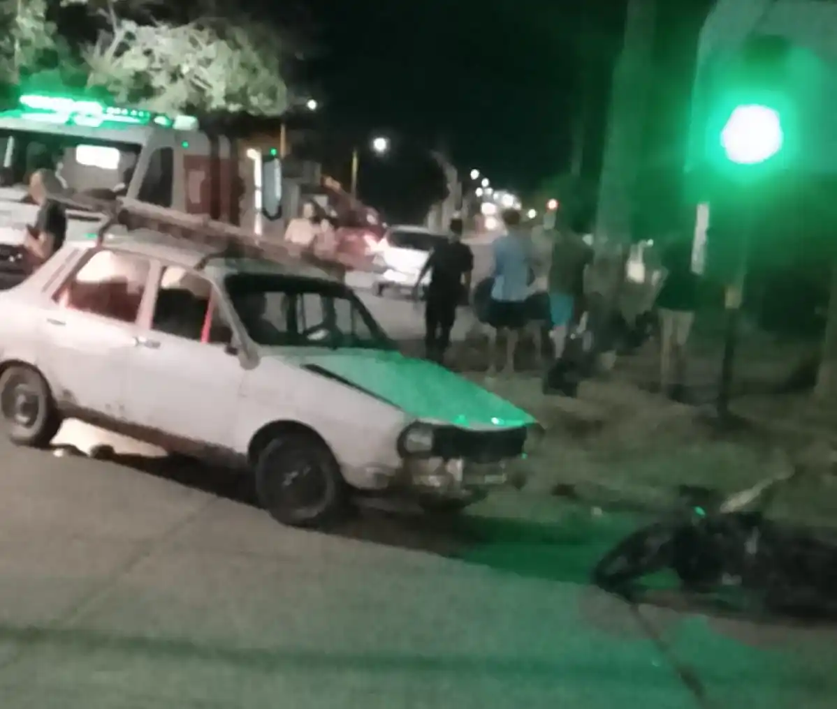 Tremendo choque entre una moto y un auto: dos personas fueron hospitalizadas