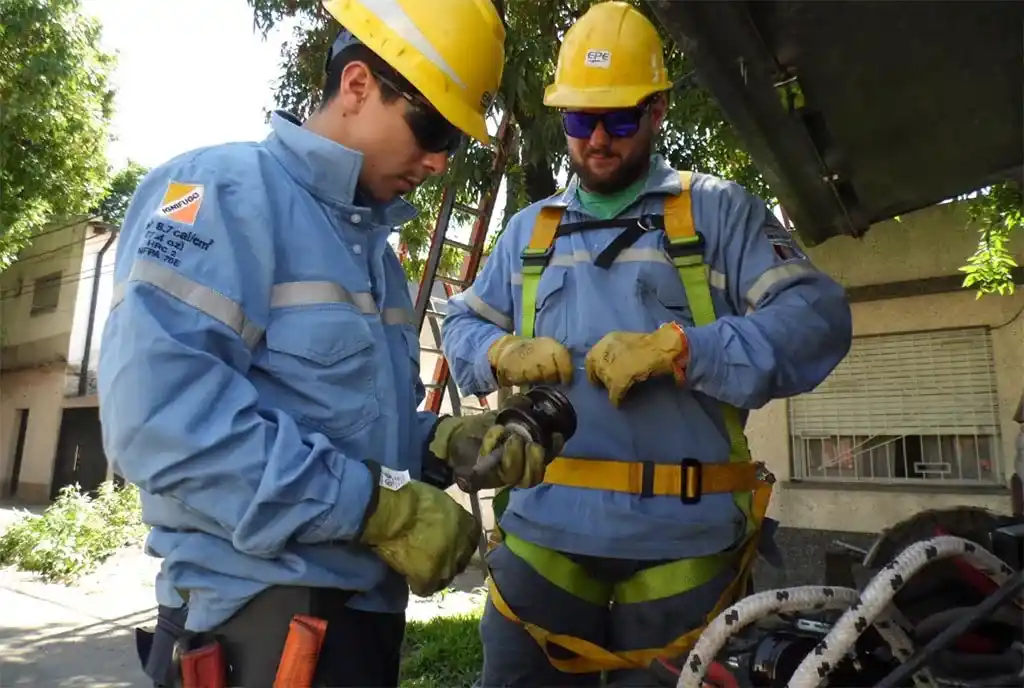 Hombres de la Epe haciendo arreglos