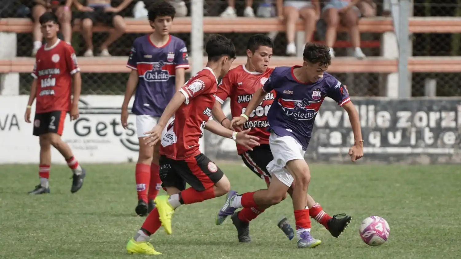 Archivo. Del Valle recibió a Huracán en el Pérez y Fernández