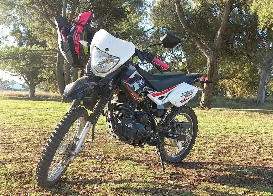 Banda de ladrones sustrajo una moto frente a un edificio