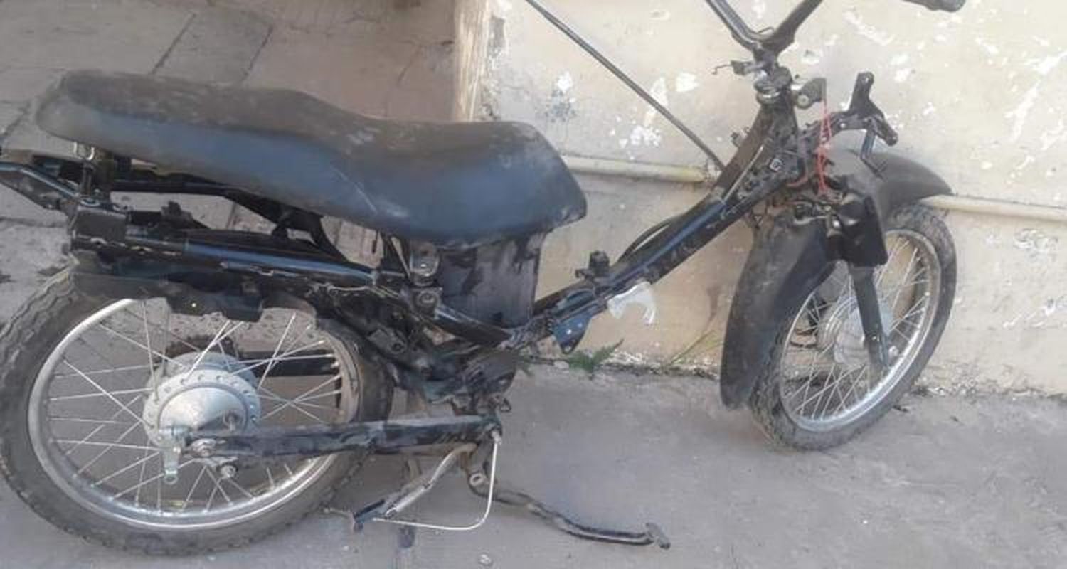 Le robaron la moto y  la recuperó destrozada