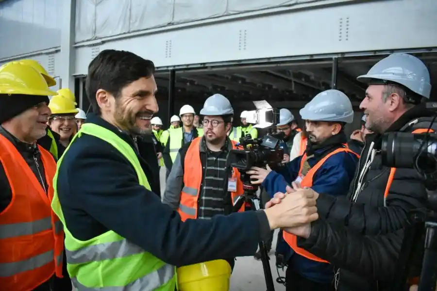 El gobernador saluda a los trabajadores. PGP