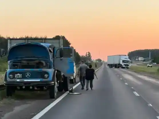 Dramático rescate en Ruta 14: conductor quedó atrapado tras un violento choque entre camiones