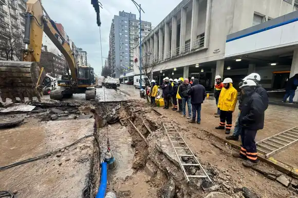 Continúan los trabajos para reabastecer el suministro de agua en el centro