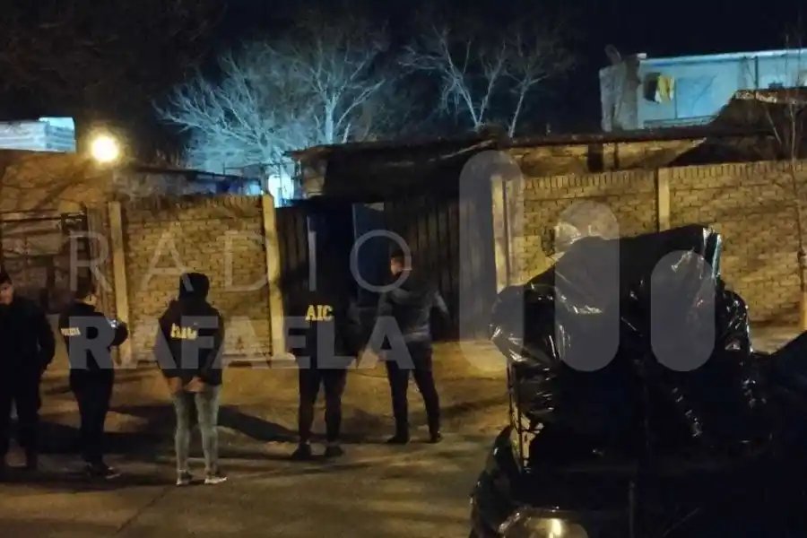 Agentes de la AIC realizaron dos allanamientos para dar con el paradero de un prófugo de la justicia