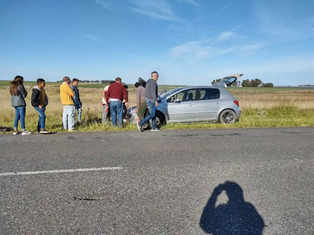 Principio de incendio de un Peugeot 306 en ruta 85
