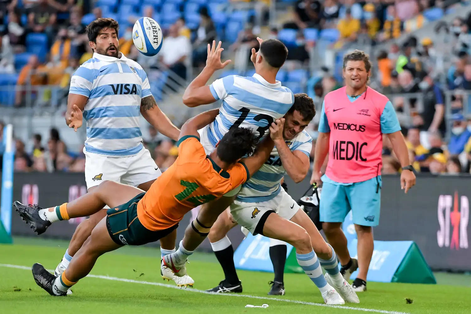Bruni, de frente a la pelota.