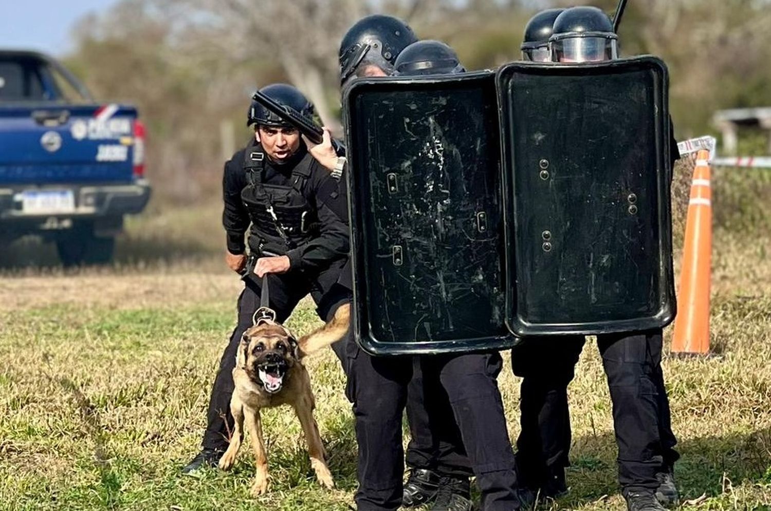 Grupo táctico de la policía entrena para escenarios de alteración del orden