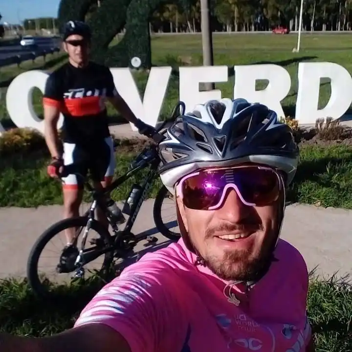 Dos ciclistas de Gualeguay recorren la provincia de Entre Ríos en bicicleta