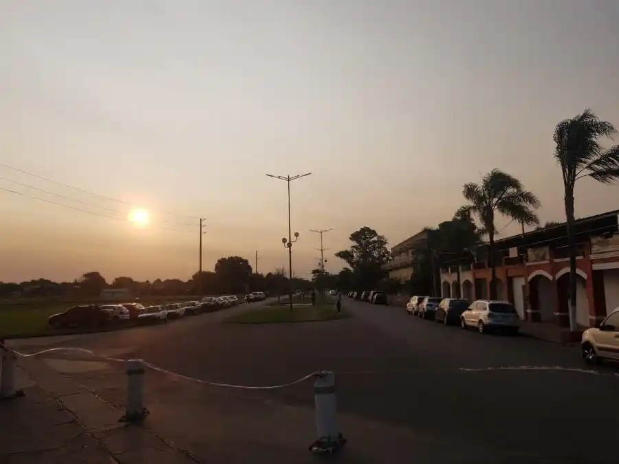 La puesta del sol vista de la zona de la costanera de la ciudad 