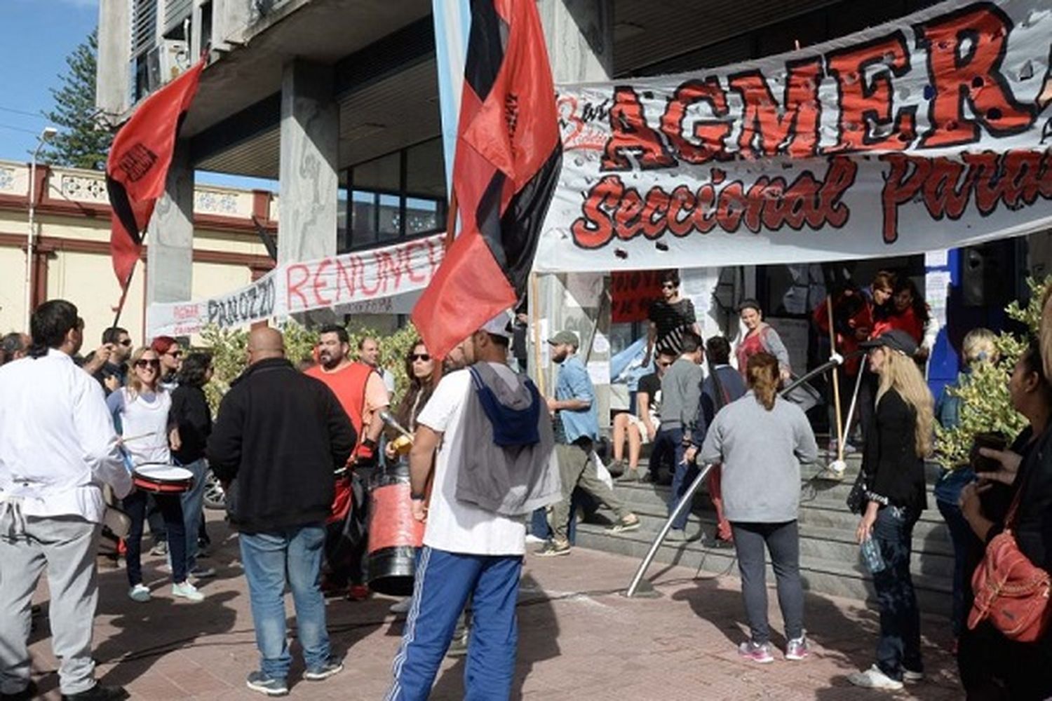 Agmer se quejó que “el CGE cerró el acceso al público”