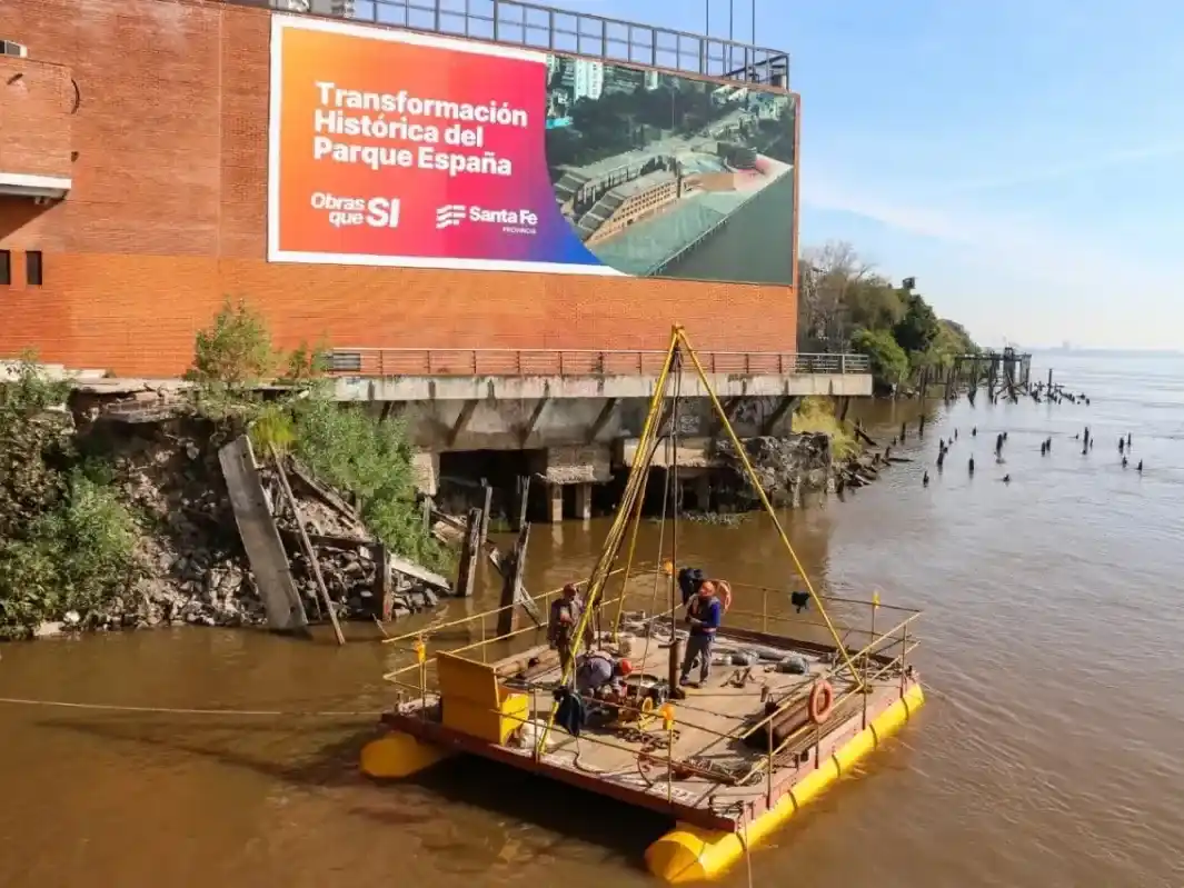 Las tareas comenzaron con estudios de suelo para instalar los pilotes que irán al fondo del río Paraná. Crédito: Gentileza.