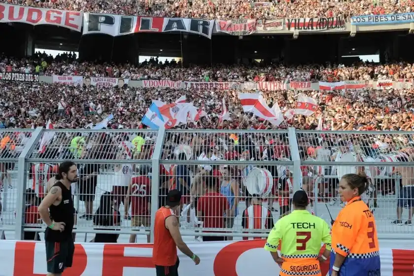 Tragedia en el Monumental: falleció un hincha de River que cayó desde la tribuna