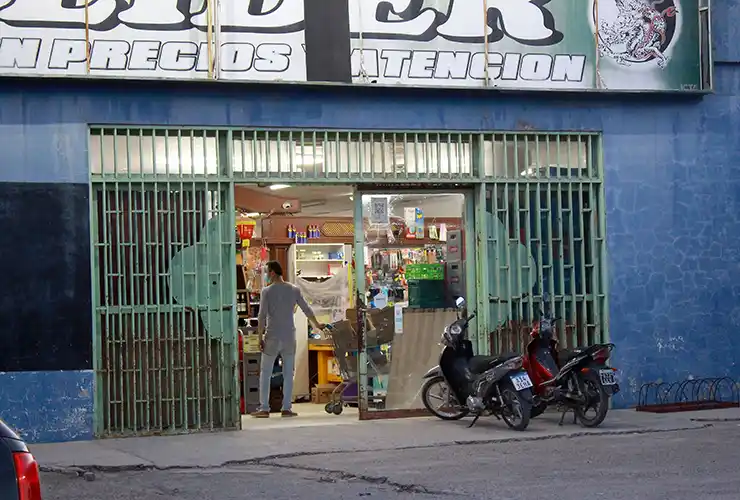 Allanamientos por el asalto a un supermercado de la 59