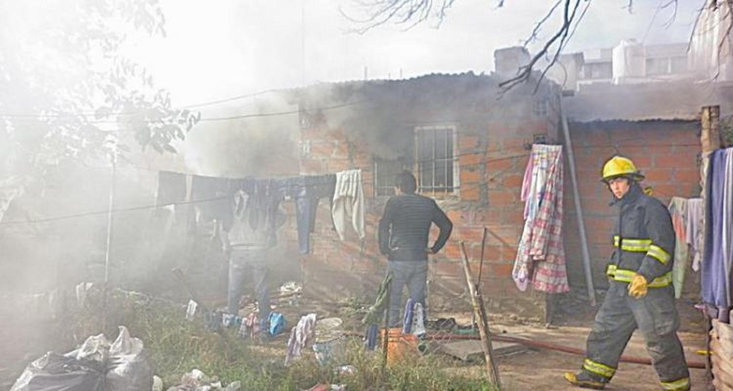 Continúa internada la mujer que se encerró en su domicilio y lo incendió