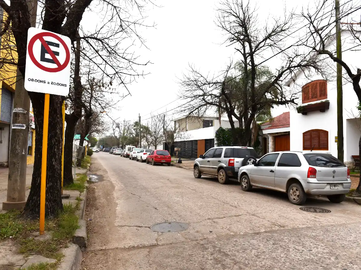 Limitarían el estacionamiento en más calles de barrio Roca