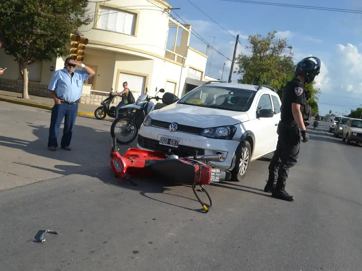 Motociclista con traumatismo de cráneo al chocar con un auto 