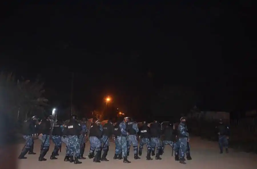 Policías fueron atacados por inadaptados al tratar de hacer cesar un desorden