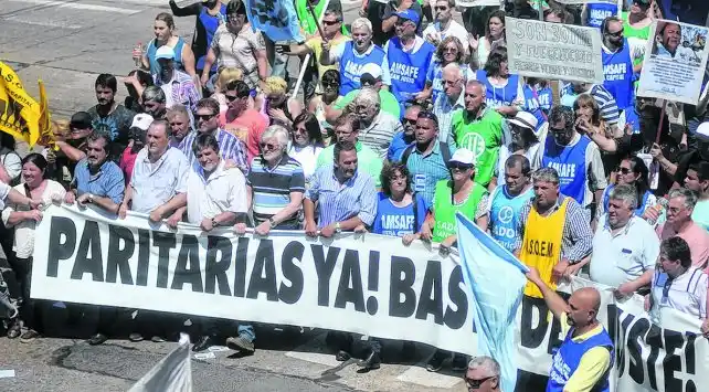 Los docentes exigen paritarias la semana próxima y sin techo