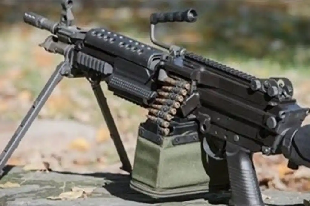 Fue detenido con un arma de guerra pero la fiscalía decidió no acusarlo