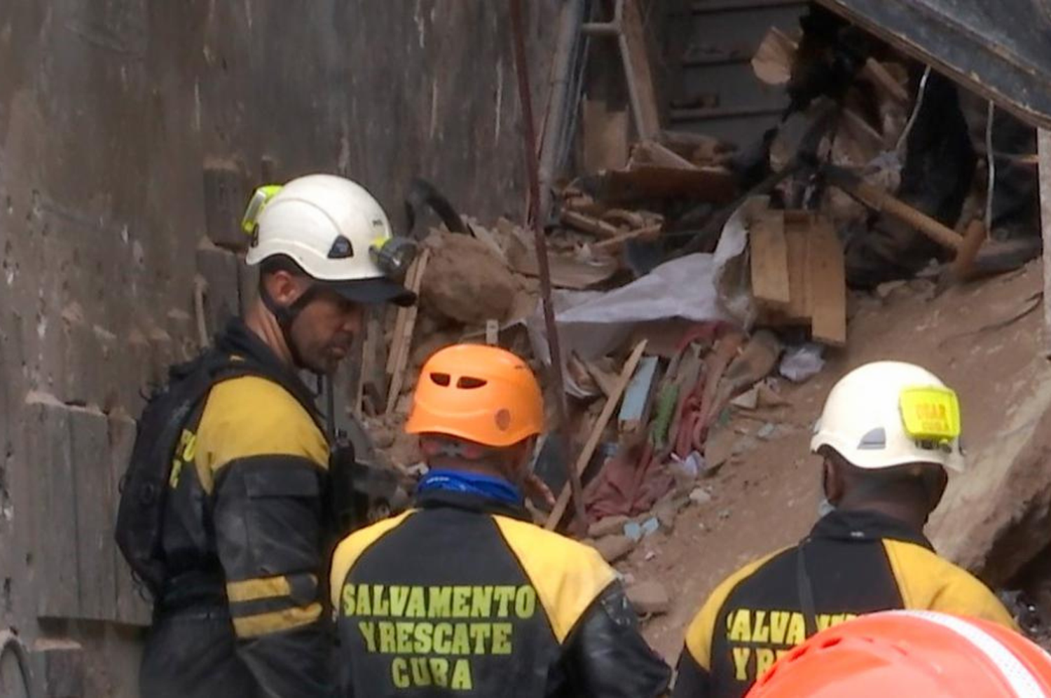 Los equipos de rescate trabajaban en la asistencia a los damnificados.