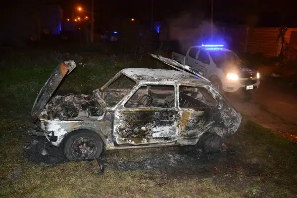 Gualeguaychú: esta madrugada, se incendió por completo un auto