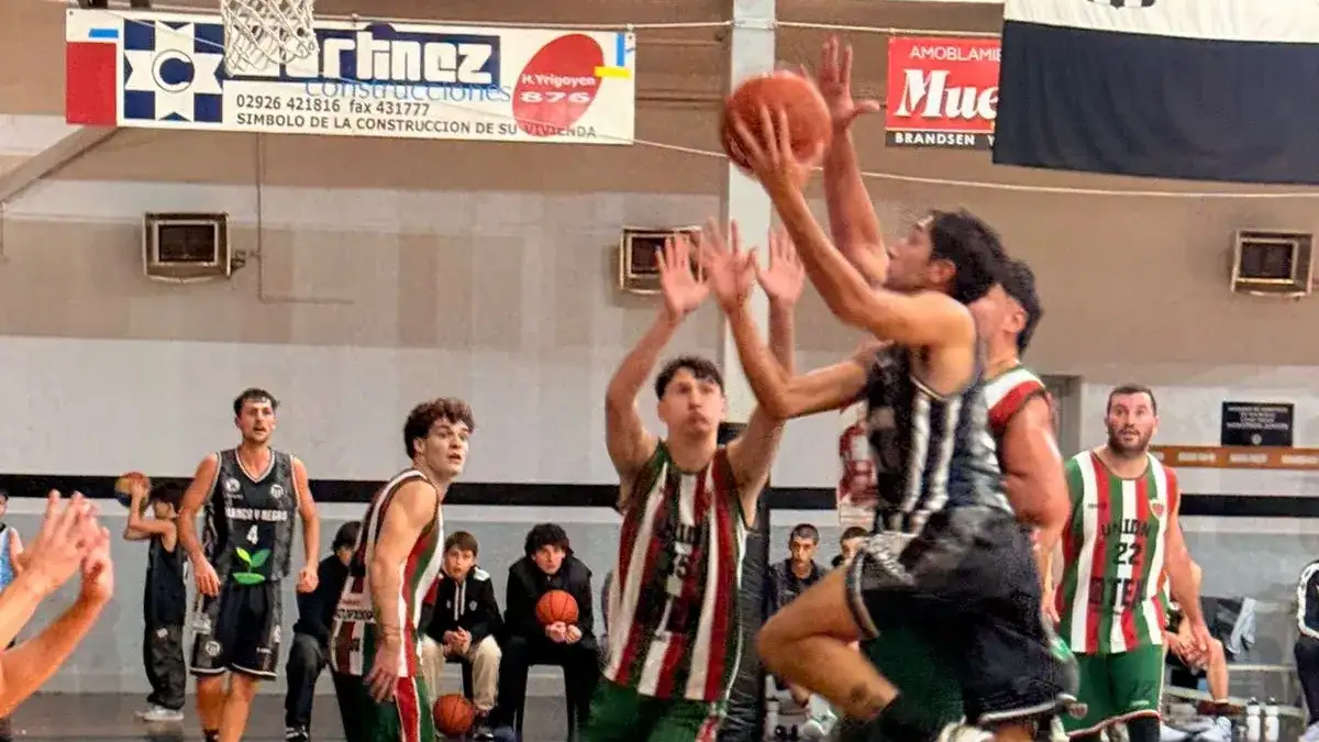 Unión cayó ante Blanco y Negro. (Fotos gentileza de @basquet_blancoynegro