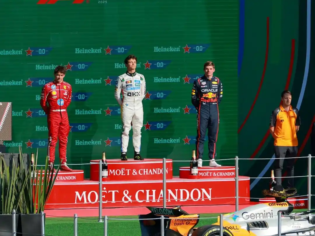 Norris, escoltado por Leclerc y Verstappen en el podio en Ciudad de México.Foto:X