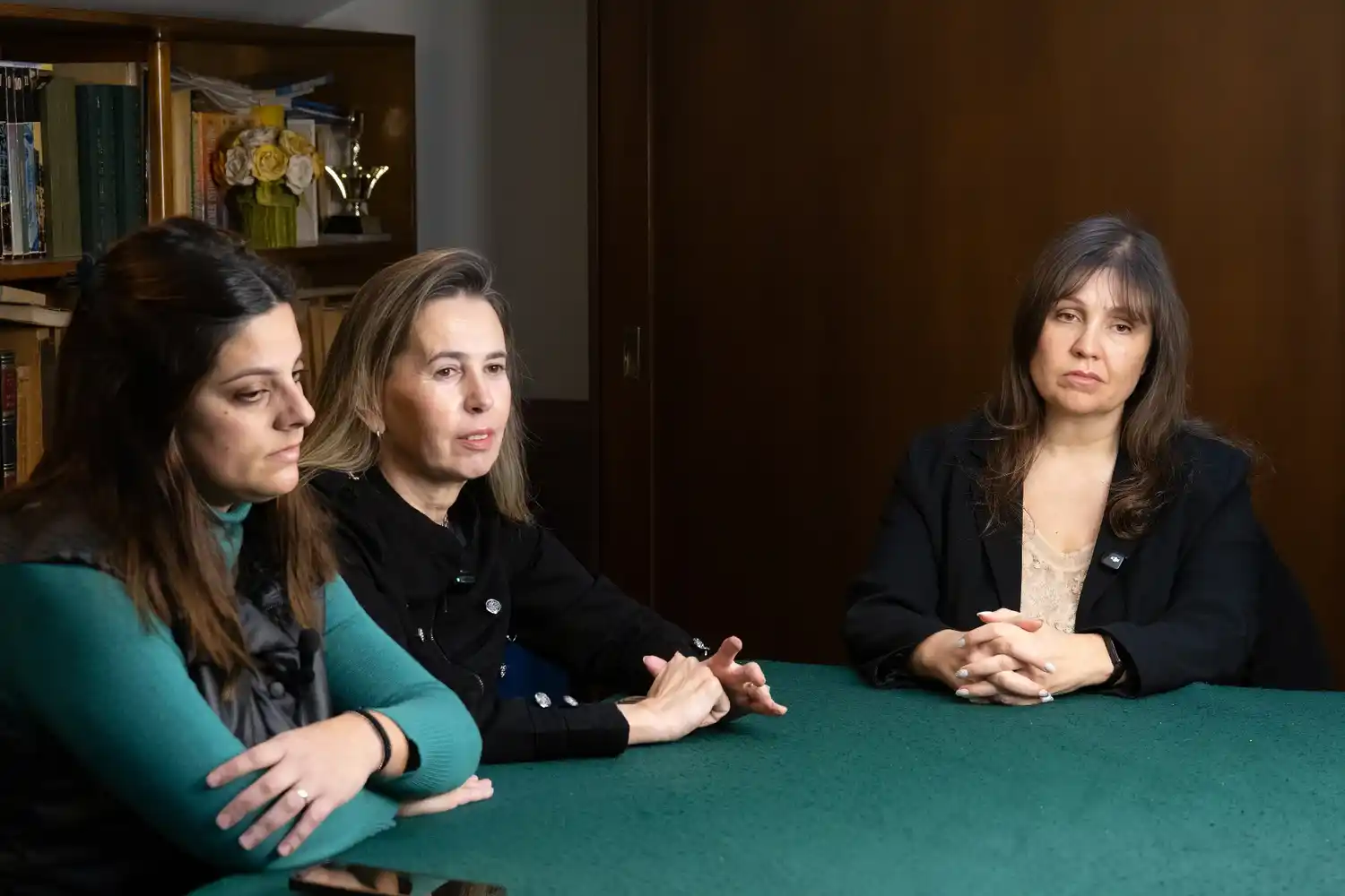 Milagros Ibarra, Itati Villatoro y la instructora judicial Natalia Dello Russo no le escaparon al compromiso de compartir impresiones sobre un tema sensible (FOTO: AGOSTINA ALONSO)