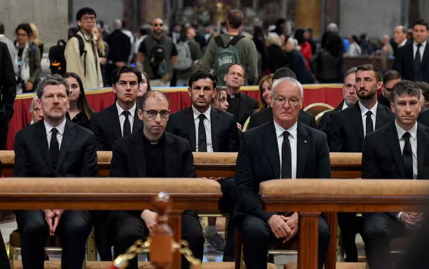 Funeral del papa Francisco: entre Dybala y Paredes, el cura sampedrino Juan Cruz Villalón
