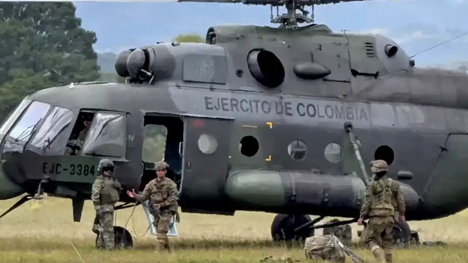 Soldados colombianos descienden de un helicóptero militar tras la liberación.